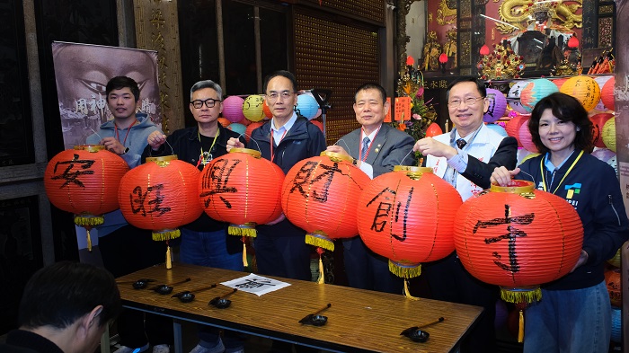 龍津宮發起「200顆燈籠的承諾」行動,邀請在地居民與青年代表共創燈籠祝禱語,讓信仰從家族象徵轉化為屬於萬華庶民的公共記憶。(左至右:川業肉圓 四代接班人 陳勁宏、台北市林姓宗親總會 總會長 林澂河、臺北市政府民政局副局長 吳坤宏、行政院政務顧問 林進發、龍津宮主委 林政平、菜園里里長 蔡蕙而。圖片提供:艋舺龍津宮)