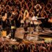 Coldplay高雄演唱會創新紀錄，近8.7萬人次再破紀錄 散場疏運88分鐘完成。克里斯馬汀幫遊客拍照　天團Coldplay沒架子