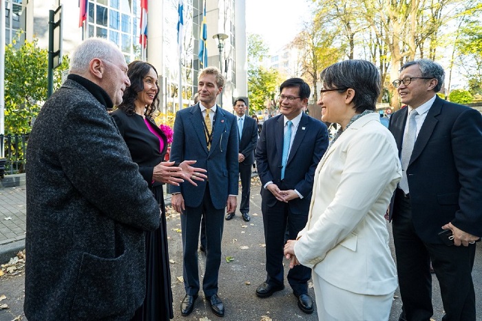 歐洲議會總務長Miriam Lexmann(左二)及歐洲議會外交委員會議員Bernard Guetta(左一)等兩位IPAC歐洲議會共同主席,與IPAC執行主任Luke de Pulford(左三),在歐洲議會門口迎接蕭美琴副總統及外交部長林佳龍。