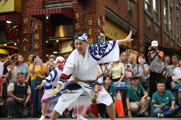 東京高圓寺阿波舞團舞者,穿上傳統祭典服,踩街行進演出。(大稻埕創意街區發展協會提供)