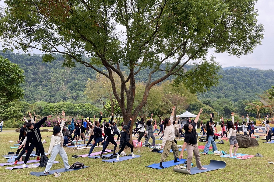上百位熱情民眾在清晨中齊聚,如茵草原充滿自然氣息,透過專業引導完成每一個伸展體式,重新開啟自我身心對話。(資料來源:旺萊山)