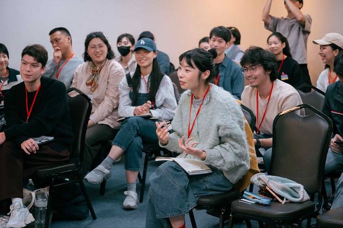 「台語台表演班」高雄班客座講師黃河與學員互動熱絡,熱情交流 (公視台語台提供)