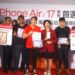 遠傳全台開賣 iPhone 17 系列 忠實果粉齊聚 三位幸運客戶獲贈 iPad Air