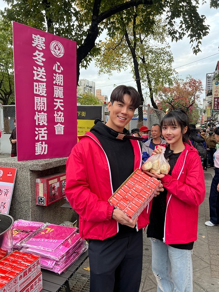 從街頭送暖走進角色人生!啦啦隊女神衣宸(右) 2026 專注演員之路 (左為藝人兆群) (心潮麗天協會 提供)