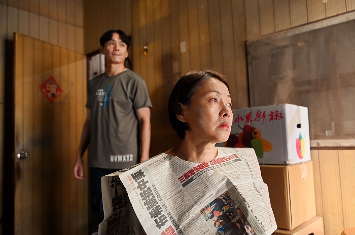 柯淑勤(右)首度合作黃鐙輝(左),演出催淚神曲 澎恰恰《做你的後生你的囝》MV ( YT頻道「說到不如做到陪伴」 提供 )