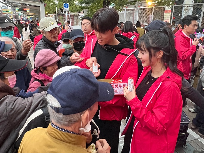 由藝人衣宸帶領兆群聯手行動,將溫暖分享給更多人,發放上百份熱食、熱茶與防寒物資,提供給需要幫助的街友 (心潮麗天協會 提供)