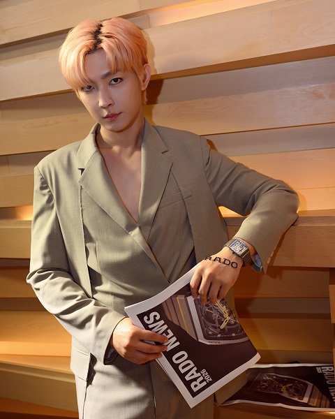 炎亞綸配戴Rado鏤空腕錶展現未來感十足的時尚風格 ( 晴空鳥 提供 )