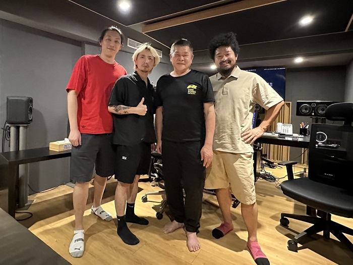 左起編曲師翁偉瀚、錄音師周自從、澎哥、製作人凃凱傑在錄音室合影 ( YT頻道「說到不如做到陪伴」提供 )