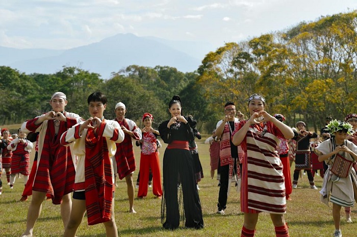 姑慕.巴紹(中)全新單曲「Sapah 家」MV拍攝現場百人圍舞,畫面熱鬧壯觀。(自在合作行 TAO DAO提供)