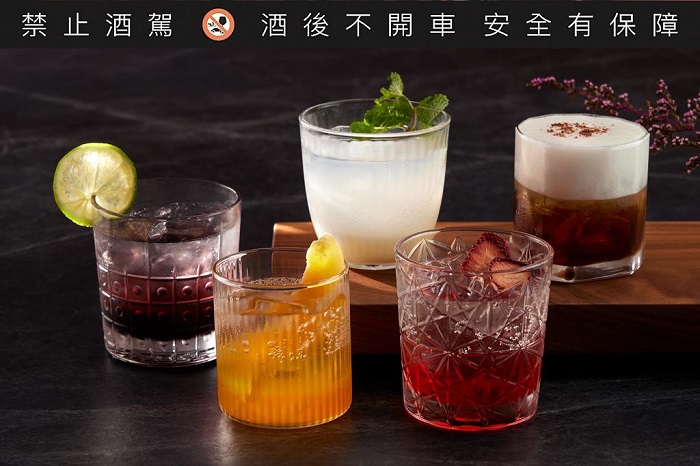 全新設計的「醇飲吧」提供多款世界佳釀,更獨家引進智能調酒機,提供果香特色調酒;假日加碼祭出日本名釀的獺祭氣泡酒。(台北寒舍艾美酒店提供)