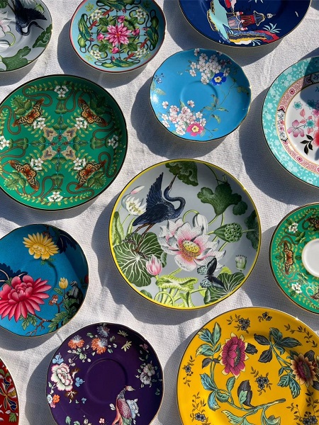 歡慶全新開幕,業者特別推出滿額贈禮,凡於平、假日午或晚餐單筆消費滿3萬元,即有機會獲得限量英國Wedgwood漫遊美境杯碟組1份,示意圖。(台北寒舍艾美酒店提供)