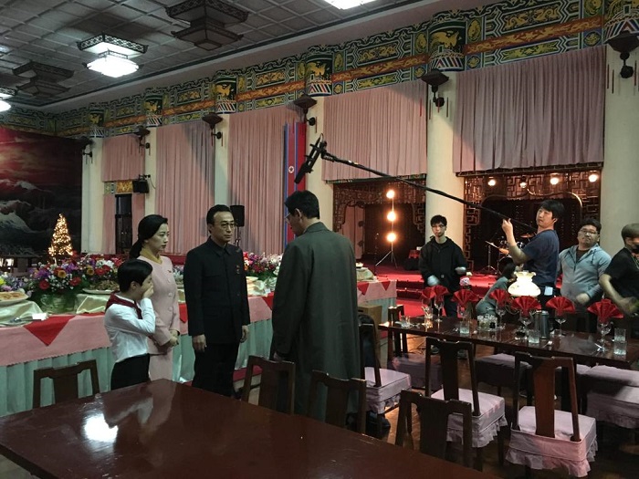 韓片《北風》於中山樓拍攝黃政民(中)與北韓官員李星民(左3)對話的場面。(台北市電影委員會提供)