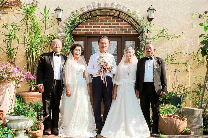 長輩用充滿儀式感的方式重溫結婚時刻。(嘉義縣政府提供)