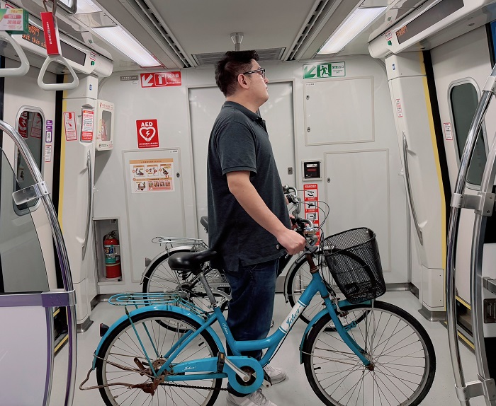 自115年3月10日起,旅客可於機場捷運全線22個車站攜帶自行車進出站,桃捷提供更完善的自行車友善運輸環境。(圖/桃捷公司)