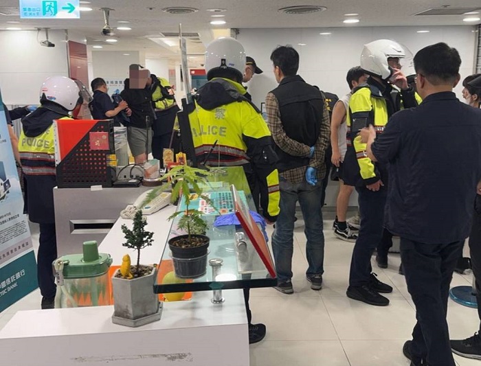 今(24)日下午3時32分,一名蒙面惡煞大搖大擺闖入大安區忠孝東路四段71號「中國信託銀行忠孝分行」,手持疑似BB槍與手榴彈,當場挾持一名女行員。(翻攝照片)