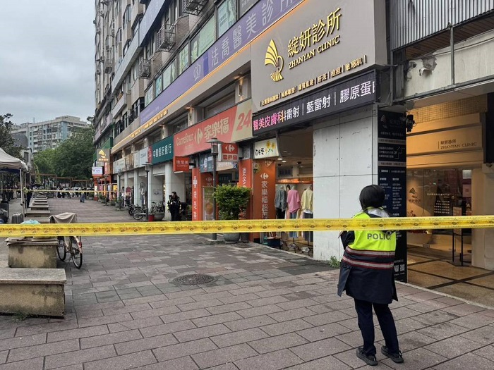 今(24)日下午3時32分,一名蒙面惡煞大搖大擺闖入大安區忠孝東路四段71號「中國信託銀行忠孝分行」,手持疑似BB槍與手榴彈,當場挾持一名女行員。(翻攝照片)