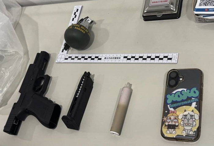 今(24)日下午3時32分,一名蒙面惡煞大搖大擺闖入大安區忠孝東路四段71號「中國信託銀行忠孝分行」,手持疑似BB槍與手榴彈,當場挾持一名女行員。(翻攝照片)