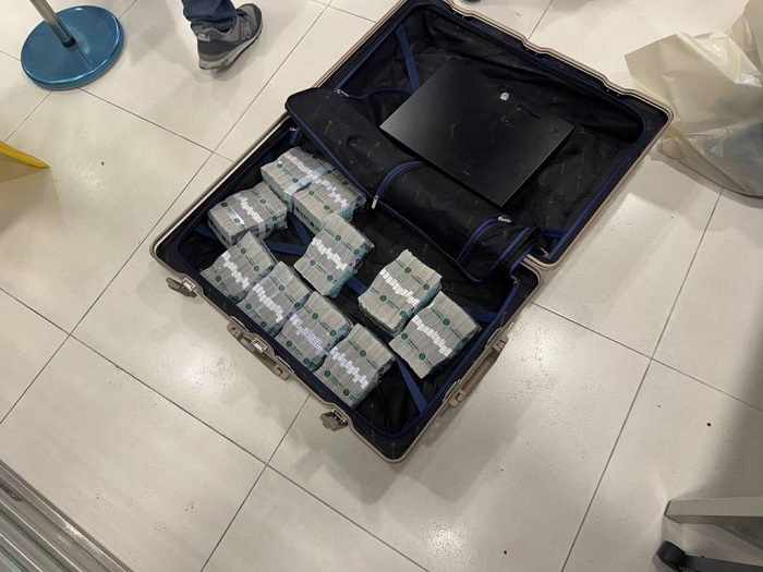 林嫌要求銀行經理將1000萬元縣將放入行李箱內。(翻攝照片)