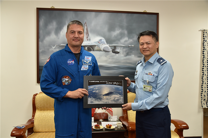 NASA太空人林琪兒赴空軍3聯隊參訪,促進跨域交流與航太發展。(空軍司令部提供)