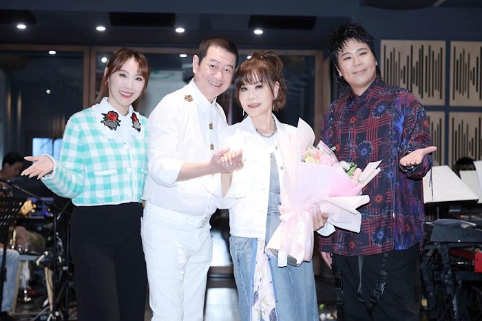 龍千玉為4月25日台中舉行演唱會彩排,左一:謝金晶、摯友蔡小虎、邵大倫、驚喜現身打氣。(瑞揚創意提供)