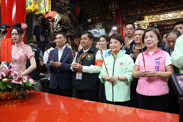 深夜登轎儀式隆重舉行,由苗栗縣長鍾東錦領銜,與蔣萬安、盧秀燕、王惠美、張麗善、許淑華等多位縣市首長及地方人士共同上香祈福。(苗栗縣政府提供)