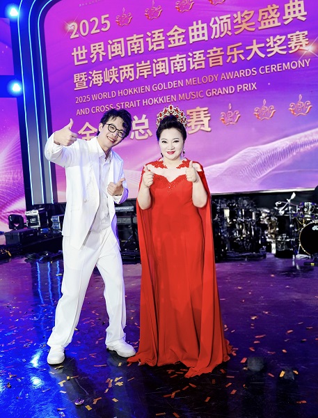 陳思瑋(左)拿到世界冠軍,特別感謝恩師白冰冰。(圖/長興影視提供)