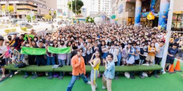 告五人巡迴簽唱會開跑　首場台中上千人潮蜂擁擠滿現場