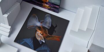 吳青峰《馬拉美的星期二》 歌詞本封面祭出壓箱寶帥照 吳青峰化身「巨型禮物」為觀眾獻禮