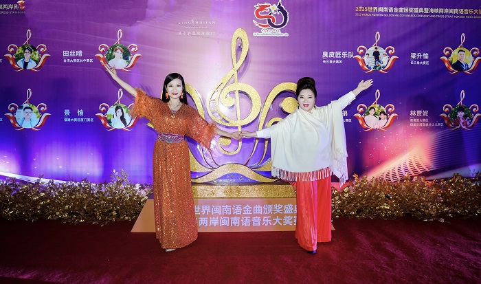 白冰冰(右)與世界閩南語金曲盛典創辦人陳飛開心合照。(圖/長興影視提供)