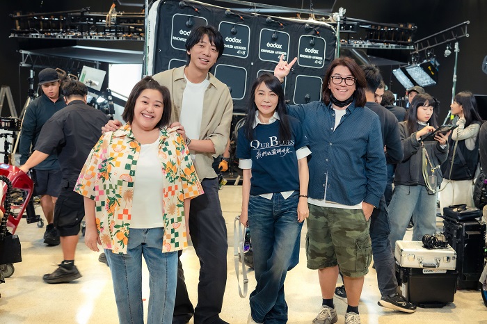 鍾欣凌(左起)、信、柴智屏、導演林子平在《我們的藍調時光》殺青時合照留念。照片提供/米神國際