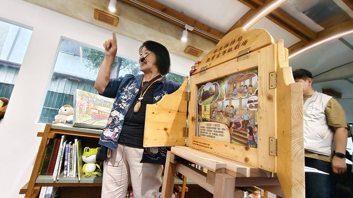 阿里山林鐵SPC28車廂進入校園再生,化身為閱讀與特色學習空間「閱之森」。(嘉義市政府提供)