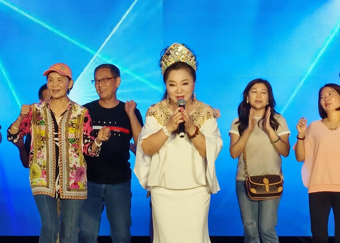 白冰冰與好友們一起在台上唱〈迎媽祖〉。