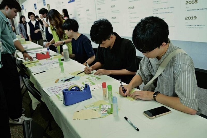 中華郵政推廣「未來郵件」服務,鼓勵民眾透過書信留下對於未來的期許、願望。(圖/中華郵政提供)