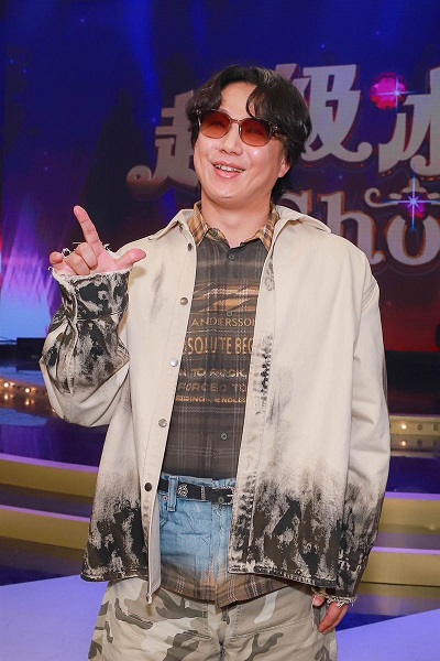 金曲歌王蕭煌奇演唱〈我是男子漢〉。(圖/民視提供)