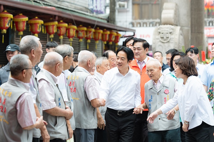 賴清德總統於城隍廟祭拜時國策顧問賴永川(右)一直陪伴在側。圖/總統府提供