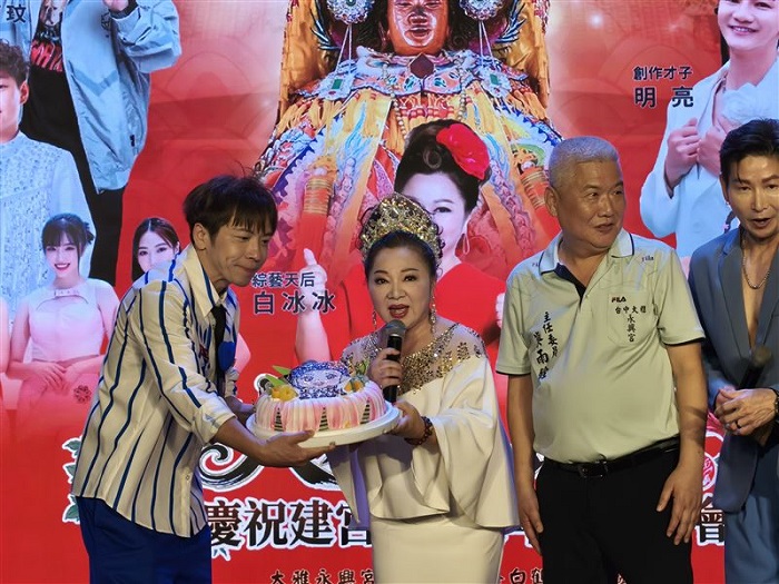 台中永興宮主任委員蔡雨詮 (右二)送上蛋糕,幫白冰冰慶生。(圖/長興影視提供)