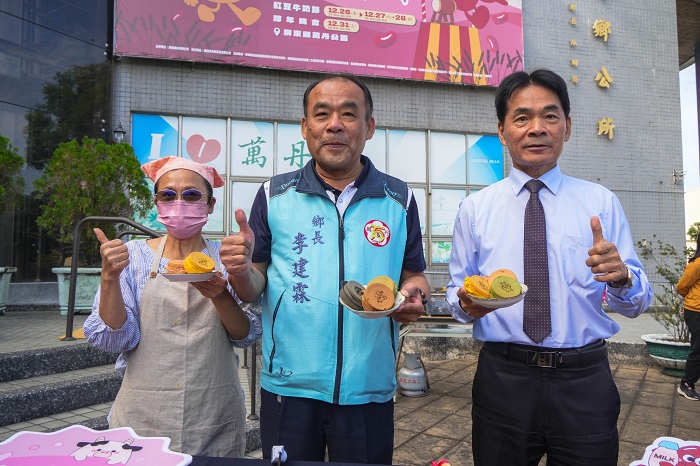 萬丹鄉長李建霖(中)及青年返鄉的南國紅逗創辦人李育琳(左)、丹醇研選總經理郭信宏(右),歡迎大家前來萬丹遊玩,品嚐在地美食,體驗善良熱情的農村風情。(圖片來源/萬丹鄉公所)