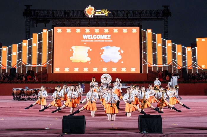 今(10)日傍晚,26名橘色惡魔121期校友樂團成員們至「2026台灣燈會」演出,一連獻上7首招牌曲目。(文總提供)
