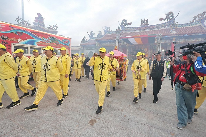 透過進香直播畫面發現,轎班成員多穿黑色系鞋款,且品牌高度一致。(圖/翻攝自白沙屯媽祖 美津濃聯名形象店粉專)