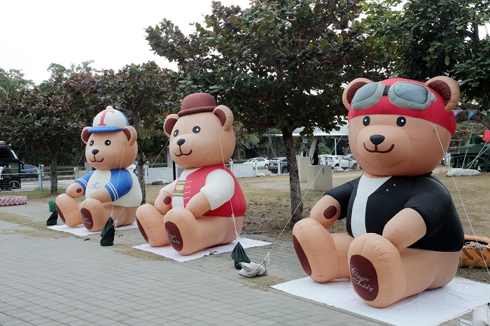 德陽艦園區近年持續以創新策展手法,讓軍事文化走進大眾生活,本次特展以「溫度、勇氣與冒險」為核心概念,透過泰迪熊的陪伴,拉近不同世代與軍事歷史之間的距離。(臺南市政府提供)