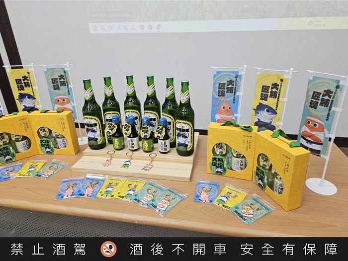 今年活動也推出多項好康內容,包括限量「東港三寶鑰匙圈」紀念品兌換活動,民眾於大東港地區消費達指定金額即可憑發票或收據兌換,將在地特色帶回家。(屏東縣府提供)
