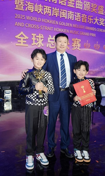 世界閩南語金曲盛典總策畫柯希平與可愛的周氏兄弟合影。(圖/長興影視提供)