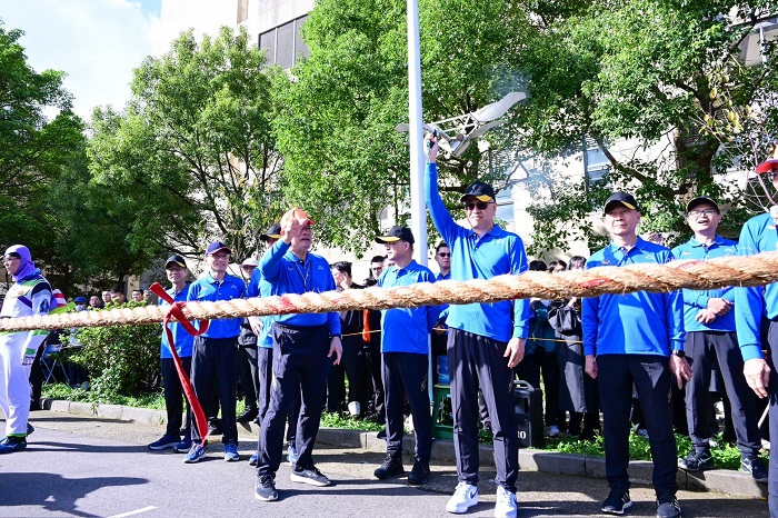 吳堂安為全場焦點的「拔河總決賽」鳴槍啟動。(圖/警大提供)