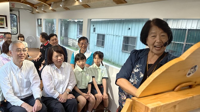 此次車廂轉化,不僅延續鐵道文化,更讓學生在充滿檜木香氣的空間中閱讀與學習。(嘉義市政府提供)