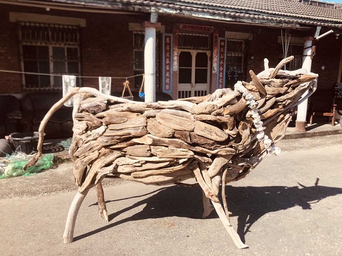 「王功海牛文化基地」安排潮間帶導覽與漂流木創作體驗。(圖/彰化文化局提供)