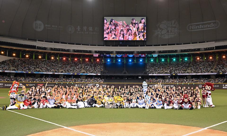 主題三「為臺灣加油」,邀請中華職棒應援團.助陣。(文總提供)