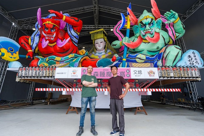 青森睡魔抵嘉計畫邀請分屬不同體制團隊的青森頂尖睡魔師諏訪慎、林廣海首次合作,現地打造專屬於配天宮樸仔媽及天地人三虎的臺灣限定睡魔燈籠。(文總提供)