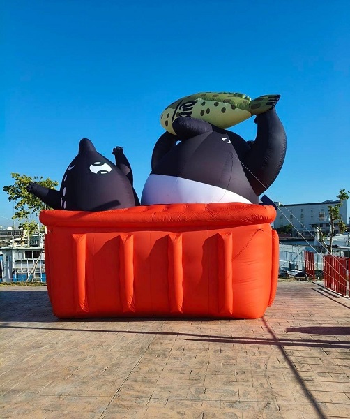 今年大海開吃與超人氣插畫IP「馬來貘」合作,於彌陀海岸光廊、永安永新漁港與梓官蚵仔寮漁港都設有裝置打卡點,歡迎民眾踴躍前往。(高雄市新聞局提供)