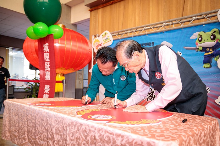 翁章梁與城隍廟董事長楊嘉南共同書寫大型祈福令牌。(嘉義縣政府提供)