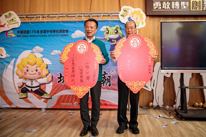 大型祈福令牌,未來將設置於主場館,象徵城隍爺全程守護賽事平安順利。(嘉義縣政府提供)